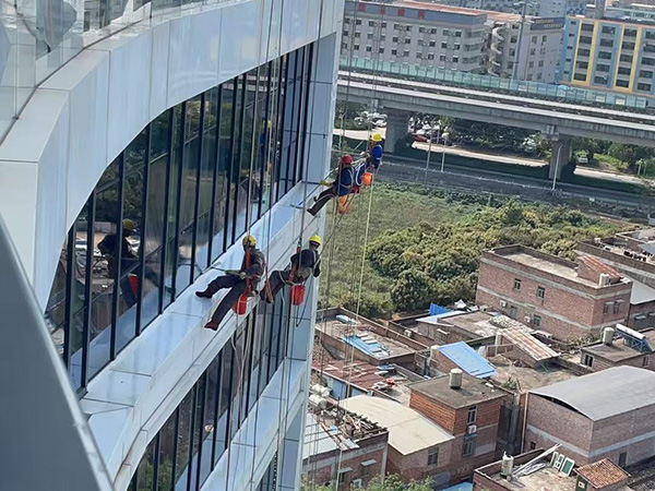 探索高空作業(yè)領(lǐng)域，展現(xiàn)非凡勇氣與技能